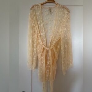Skims Elegant Lace Kimono Robe in yellow Cream